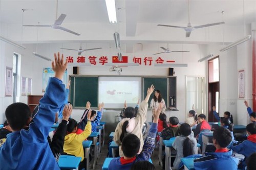 贝博在线开户：一堂别开生面的“双语”思政课