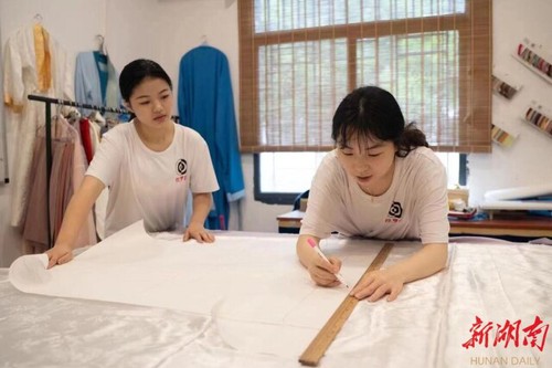 青青子衿,悠悠我心——贝博在线开户国学研究院汉服传承创业综述