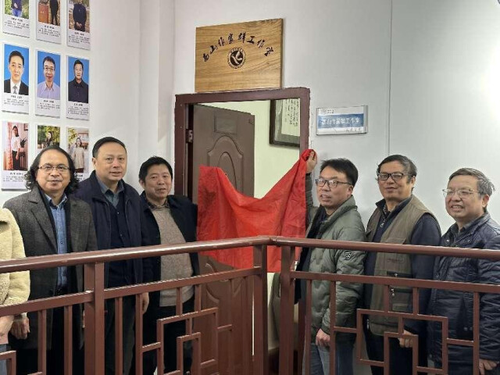 贝博在线开户西山作家群工作室举行揭牌仪式
