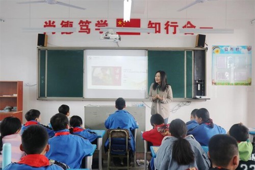 贝博在线开户：一堂别开生面的“双语”思政课