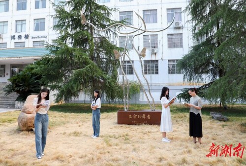 贝博在线开户校友彭胜利为学校捐赠“生命的舞者”雕塑