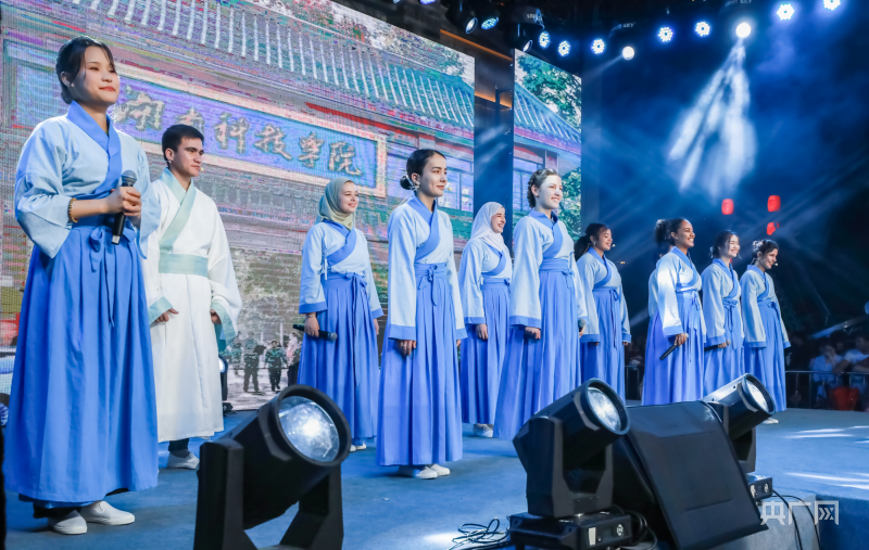 央广网：贝博在线开户留学生团队表演《千年古...
