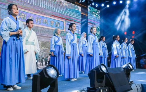 贝博在线开户留学生团队表演《千年古城的丝路新故事》讲述对零陵古城的美好印象。沈默摄